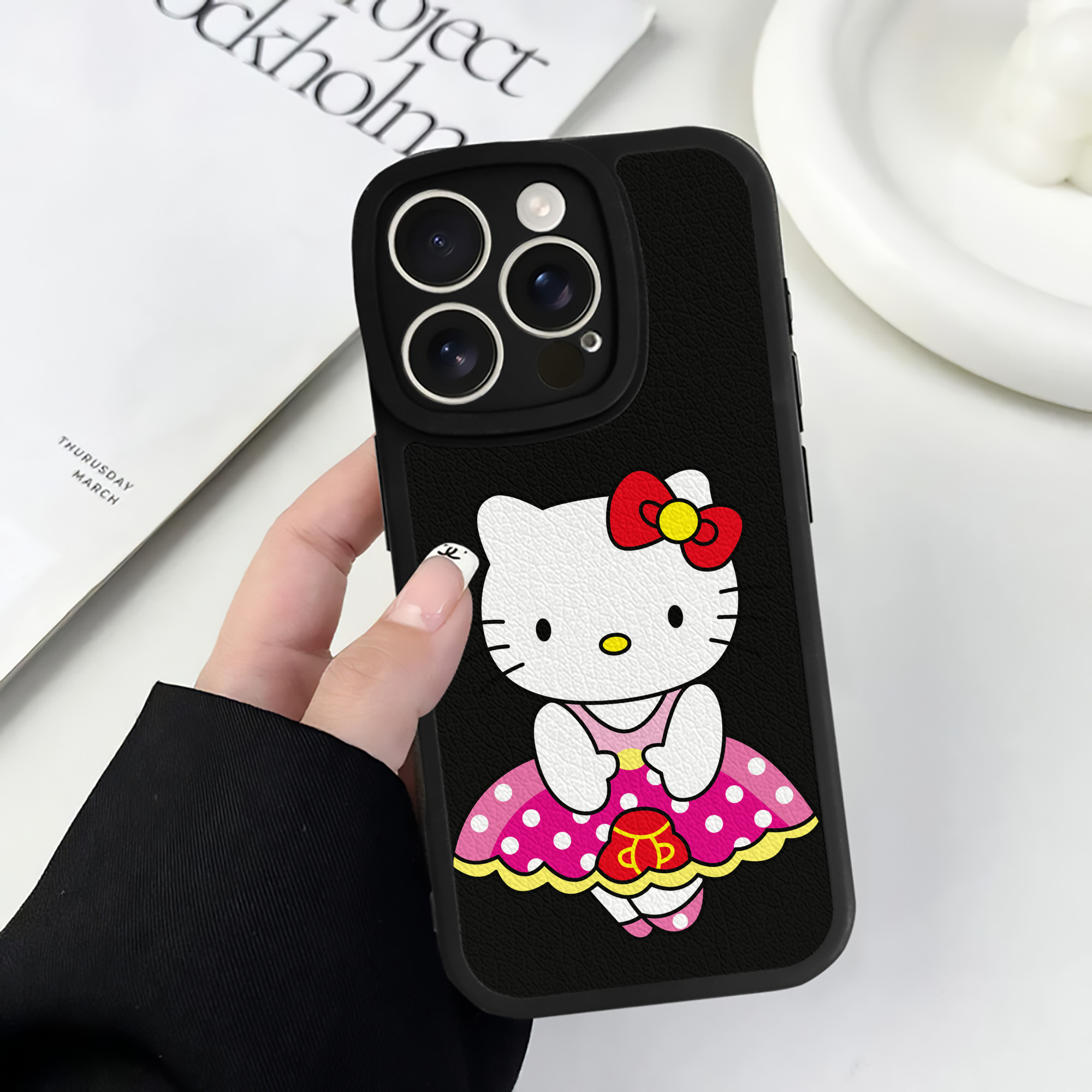 （画像用） Hello Kitty ハローキティ 【iPhone 16シリーズ対応】シリコンスマホケース（レザー調） 材質：シリコン
